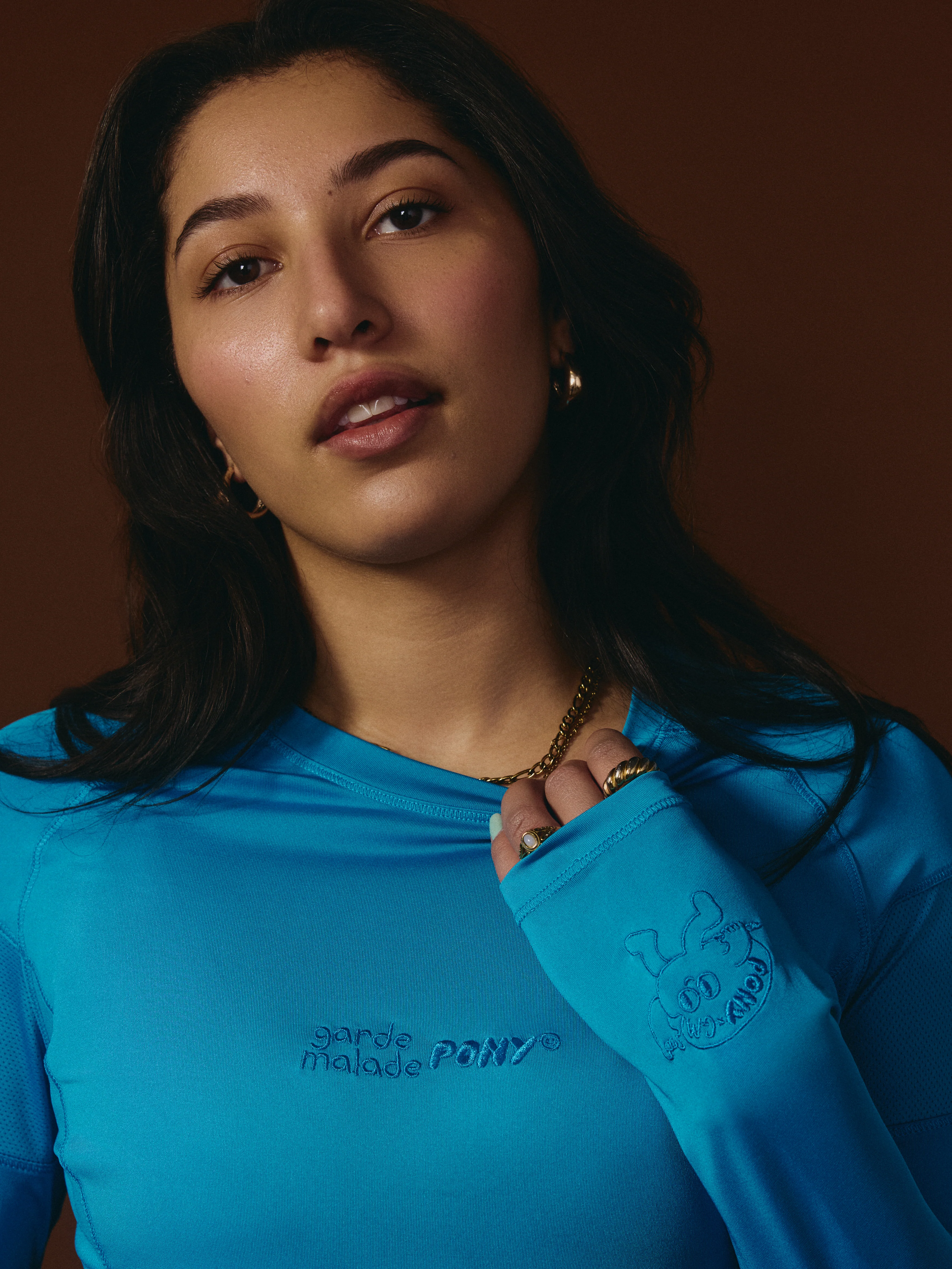 G-M x Pony - Chandail Underscrub Ultra-Performant - Blue - ''Care Club'' - Manches Longues Pour Femme - Image 2