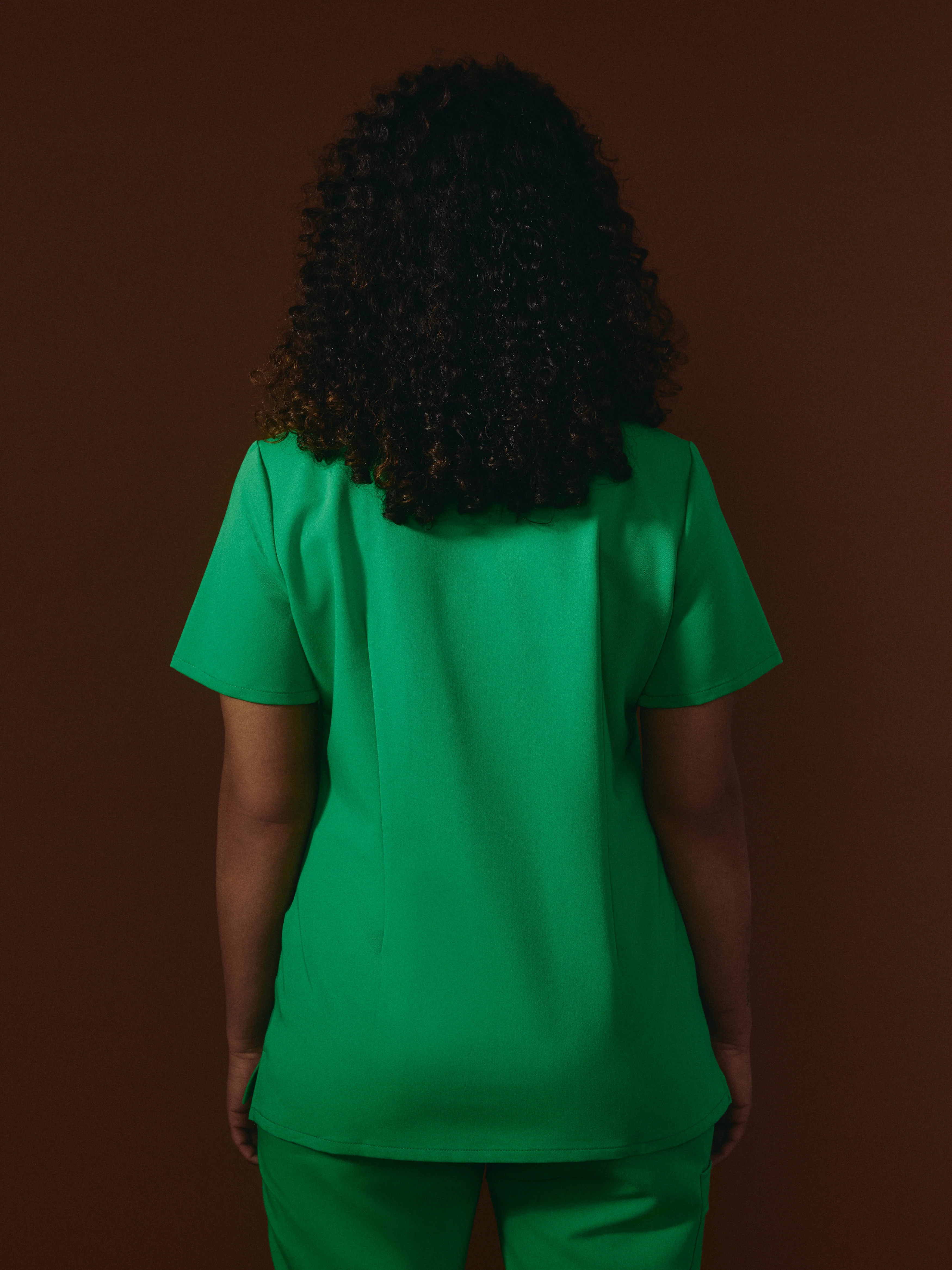 CHLOE RE-GARDE™ - G-M x PONY GREEN - Three Pockets Scrub Top - SILVADUR™ - Image 3