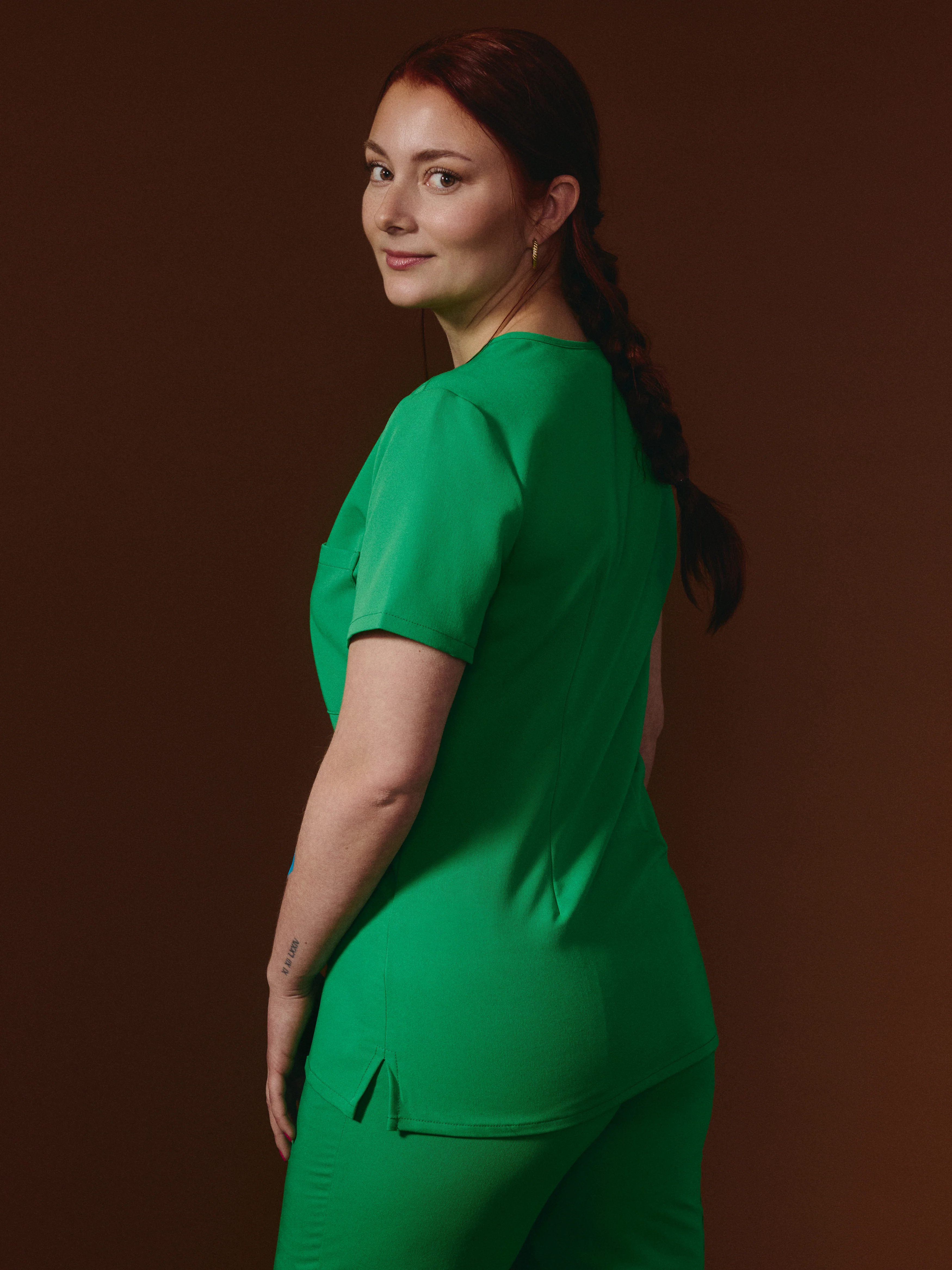 GABRIELLE RE-GARDE™ - G-M x PONY GREEN - One Pocket Scrub Top - SILVADUR™ - Image 3