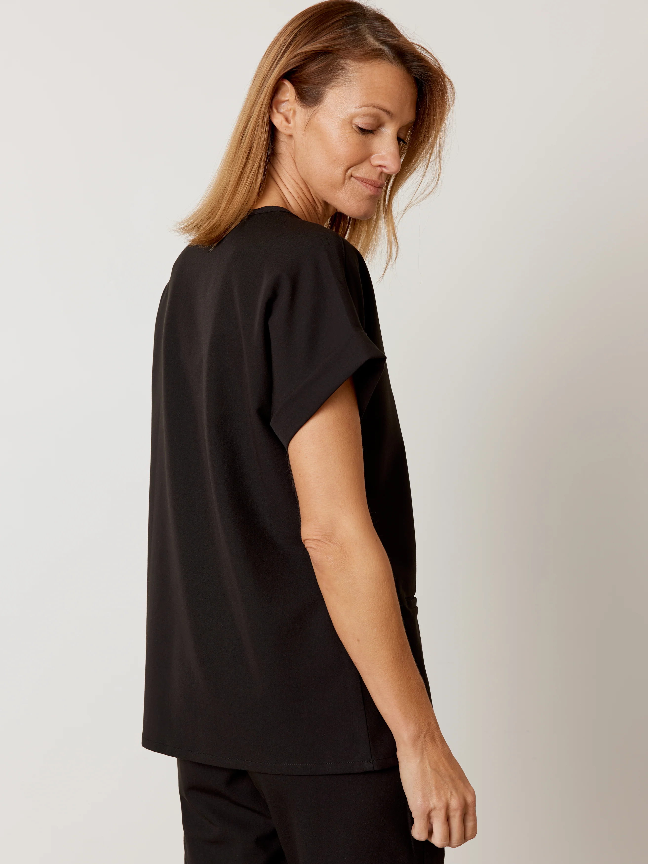 HALLI RE-GARDE™ - BLACK - Loose Fit Scrub Top - SILVADUR™ - Image 4